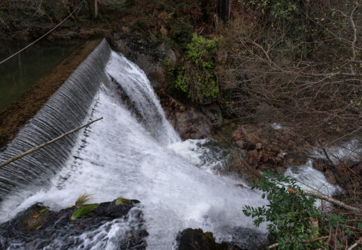 Aviso danos na presa da minicentral hidroeléctrica de Naraío